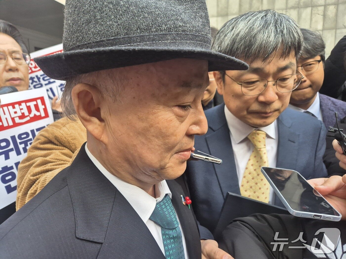 본문 이미지 - 안창호 국가인권위원회 위원장이 10일 오전 서울 중구 안중근의사기념관에서 열린 &#39;2025 인권의날 기념식&#39;에 참석하려다 시민단체들의 저지에 끝내 참석하지 못했다.2025.12.10/뉴스1 ⓒ News1 신윤하 기자