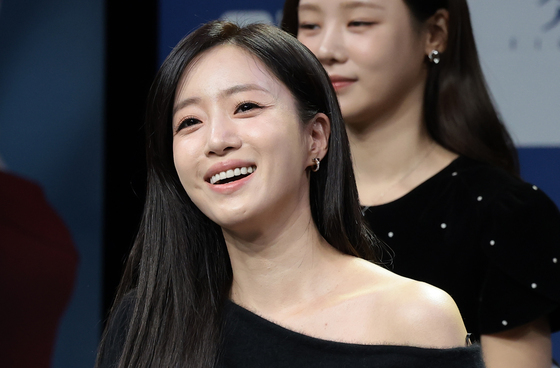 미소짓는 함은정