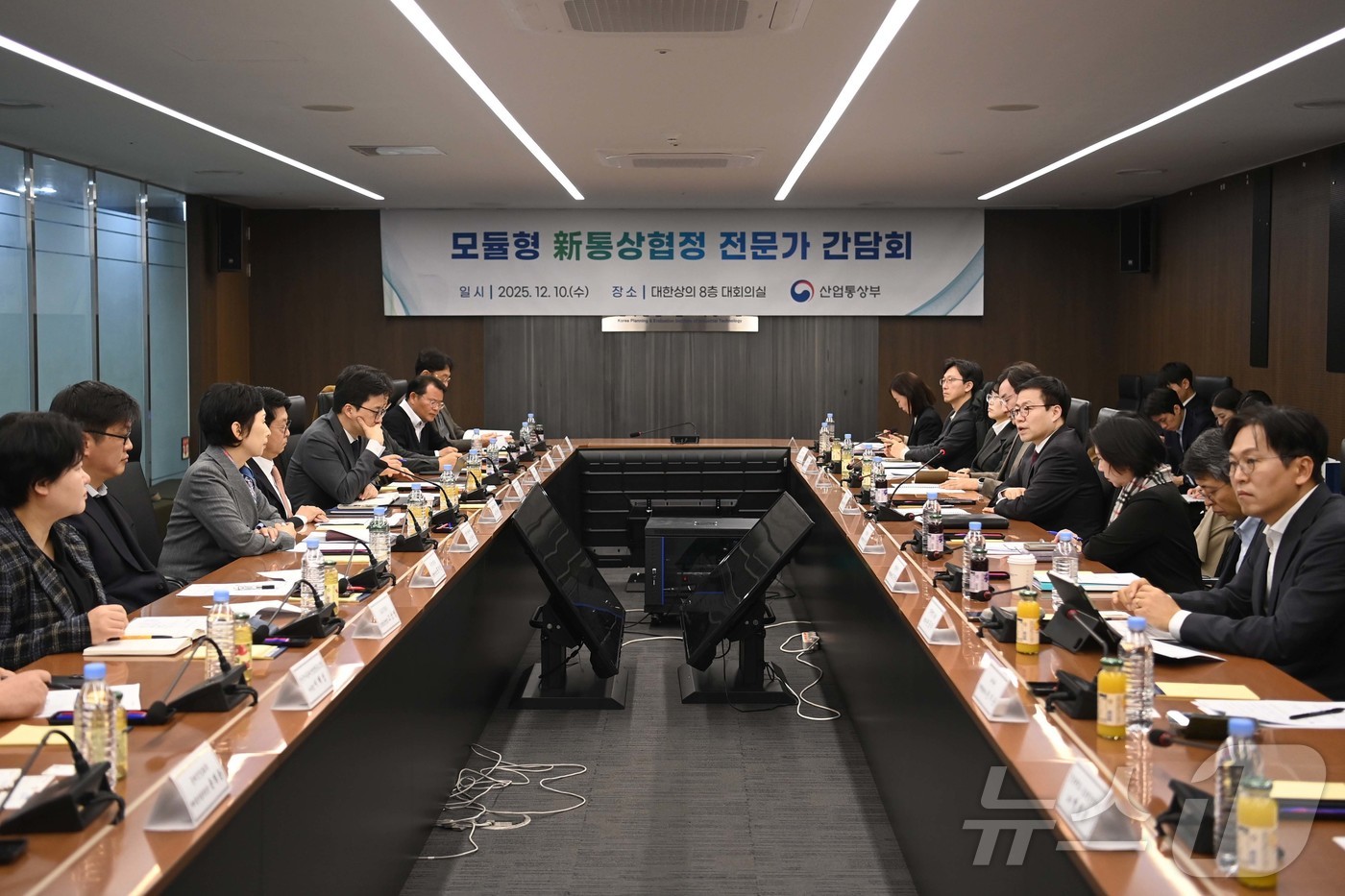 (서울=뉴스1) = 여한구 산업통상자원부 통상교섭본부장은 10일 오전 서울 중구 대한상공회의소 회의실에서 관련 유관기관, 기업 및 협회의 통상전문가가 참석한 가운데 열린 '모듈형 …