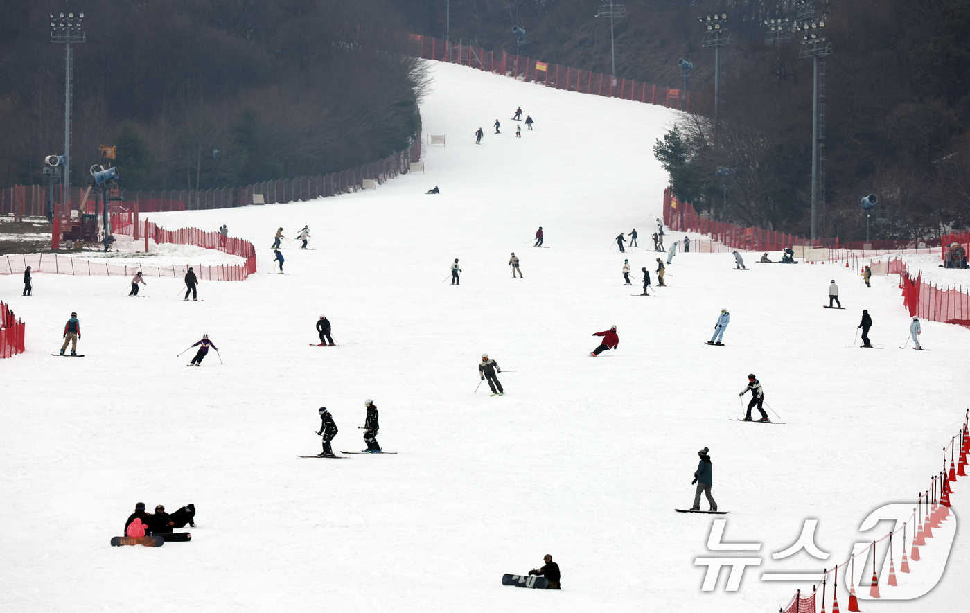 (경기광주=뉴스1) 김영운 기자 = 곤지암리조트 스키장이 개장한 10일 경기 광주시 곤지암리조트 스키장을 찾은 시민들이 시민들이 스키와 보드를 타며 겨울을 만끽하고 있다. 2025 …