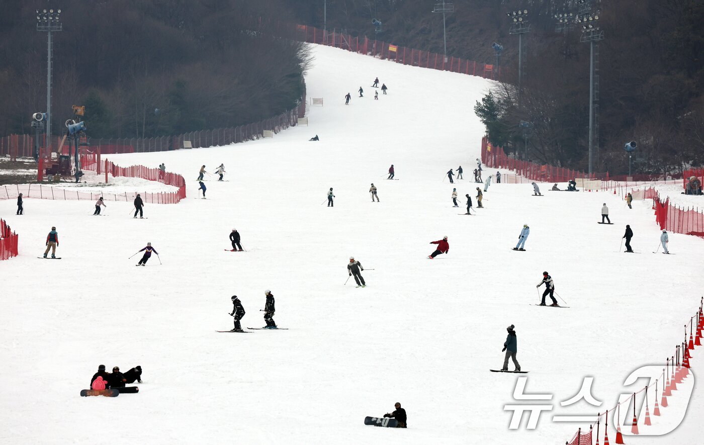 본문 이미지 - 곤지암리조트 스키장이 개장한 10일 경기 광주시 곤지암리조트 스키장을 찾은 시민들이 시민들이 스키와 보드를 타며 겨울을 만끽하고 있다. 2025.12.10/뉴스1 ⓒ News1 김영운 기자