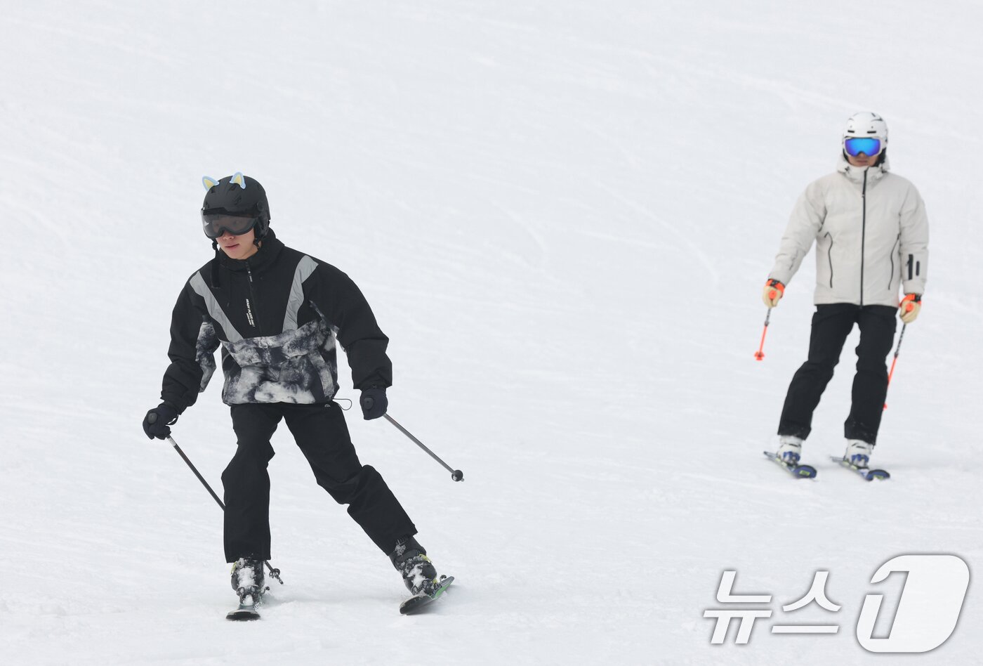 본문 이미지 - 곤지암리조트 스키장이 개장한 10일 경기 광주시 곤지암리조트 스키장을 찾은 시민들이 시민들이 스키와 보드를 타며 겨울을 만끽하고 있다. 2025.12.10/뉴스1 ⓒ News1 김영운 기자