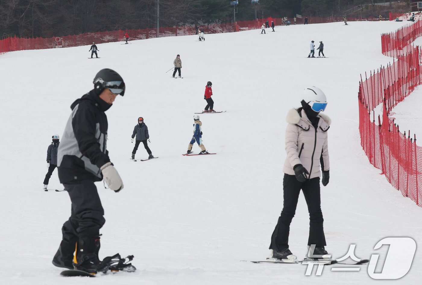 본문 이미지 - 곤지암리조트 스키장이 개장한 10일 경기 광주시 곤지암리조트 스키장을 찾은 시민들이 시민들이 스키와 보드를 타며 겨울을 만끽하고 있다. 2025.12.10/뉴스1 ⓒ News1 김영운 기자