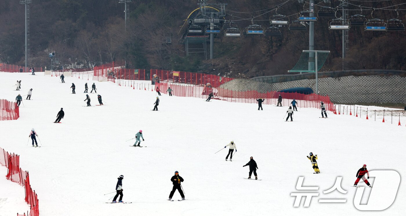 본문 이미지 - 곤지암리조트 스키장이 개장한 10일 경기 광주시 곤지암리조트 스키장을 찾은 시민들이 시민들이 스키와 보드를 타며 겨울을 만끽하고 있다. 2025.12.10/뉴스1 ⓒ News1 김영운 기자