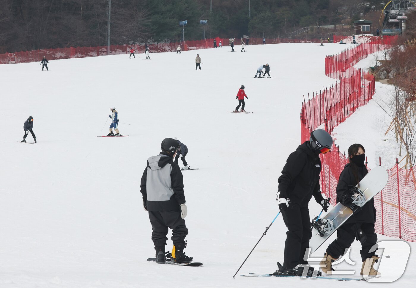 본문 이미지 - 곤지암리조트 스키장이 개장한 10일 경기 광주시 곤지암리조트 스키장을 찾은 시민들이 시민들이 스키와 보드를 타며 겨울을 만끽하고 있다. 2025.12.10/뉴스1 ⓒ News1 김영운 기자