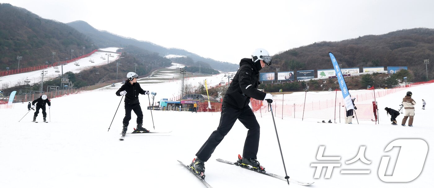 본문 이미지 - 곤지암리조트 스키장이 개장한 10일 경기 광주시 곤지암리조트 스키장을 찾은 시민들이 시민들이 스키와 보드를 타며 겨울을 만끽하고 있다. 2025.12.10/뉴스1 ⓒ News1 김영운 기자