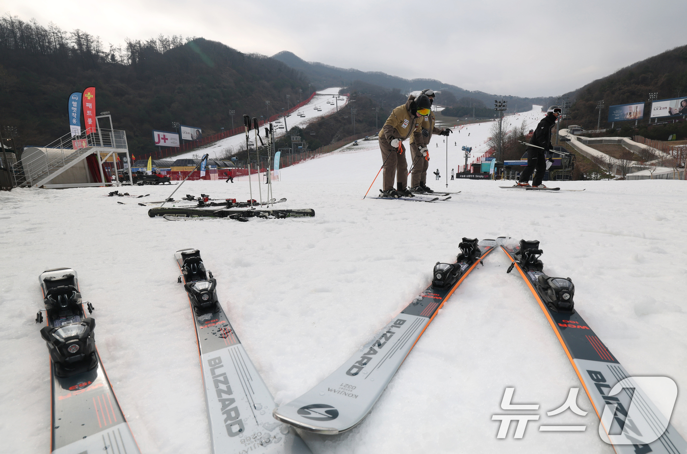 (경기광주=뉴스1) 김영운 기자 = 곤지암리조트 스키장이 개장한 10일 경기 광주시 곤지암리조트 스키장을 찾은 시민들이 시민들이 스키와 보드를 타며 겨울을 만끽하고 있다. 2025 …