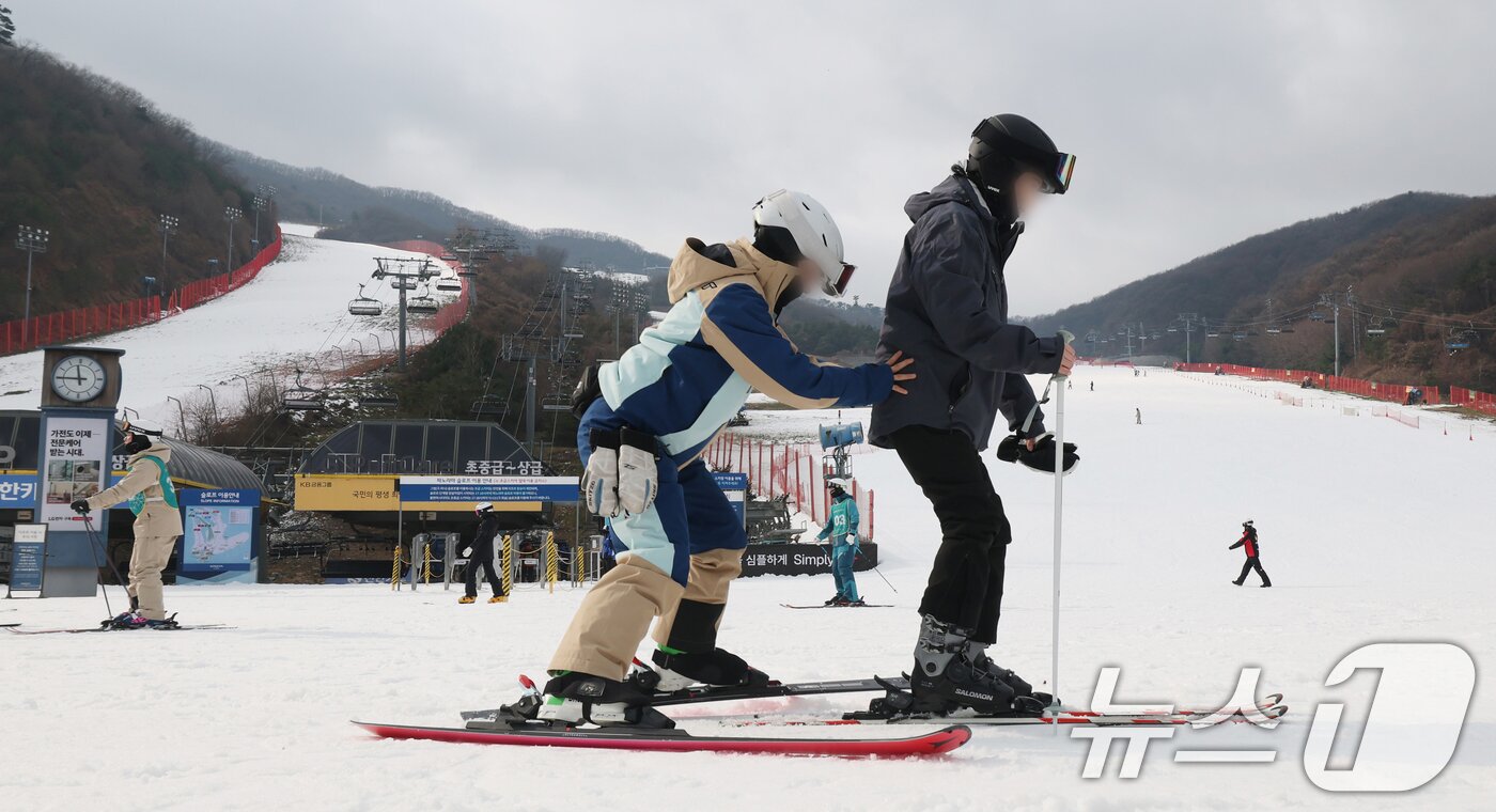 본문 이미지 - 곤지암리조트 스키장이 개장한 10일 경기 광주시 곤지암리조트 스키장을 찾은 시민들이 시민들이 스키와 보드를 타며 겨울을 만끽하고 있다. 2025.12.10/뉴스1 ⓒ News1 김영운 기자