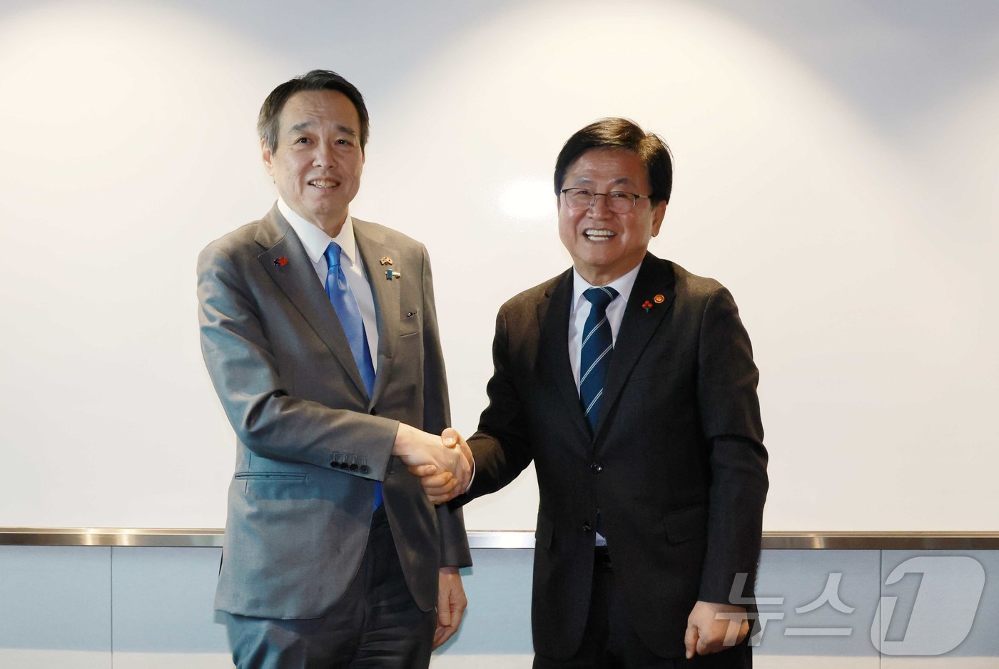 (서울=뉴스1) = 최교진 교육부 장관이 10일 서울 중구 더플라자 호텔에서 미즈시마 코이치 주한일본대사와 면담 후 기념 촬영을 하고 있다. (교육부 제공. 재판매 및 DB금지) …