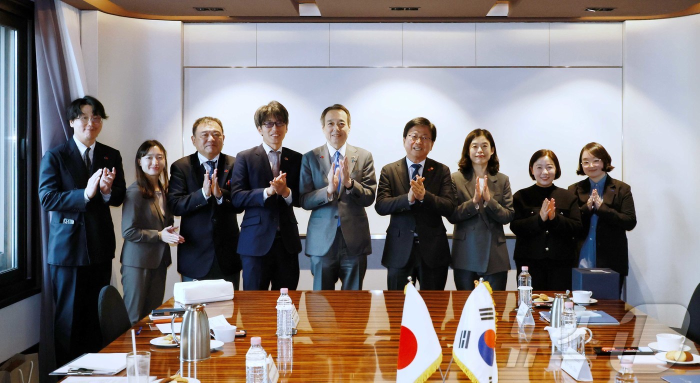 (서울=뉴스1) = 최교진 교육부 장관이 10일 서울 중구 더플라자 호텔에서 미즈시마 코이치 주한일본대사 및 관계자들과 기념 촬영을 하고 있다. (교육부 제공. 재판매 및 DB금지 …