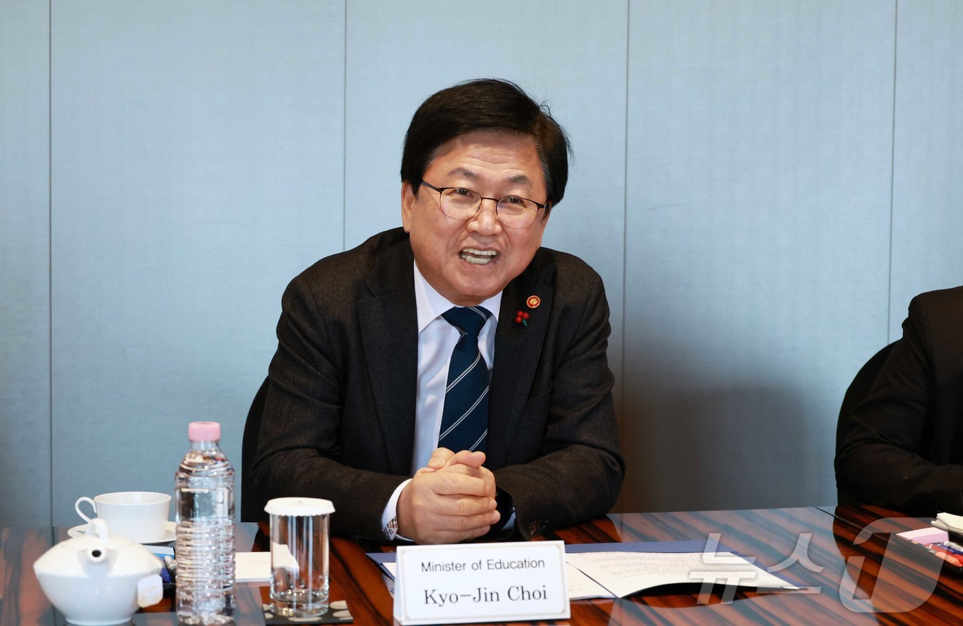 (서울=뉴스1) = 최교진 교육부 장관이 10일 서울 중구 더플라자 호텔에서 미즈시마 코이치 주한일본대사와 면담을 하고 있다. (교육부 제공. 재판매 및 DB금지) 2025.12. …