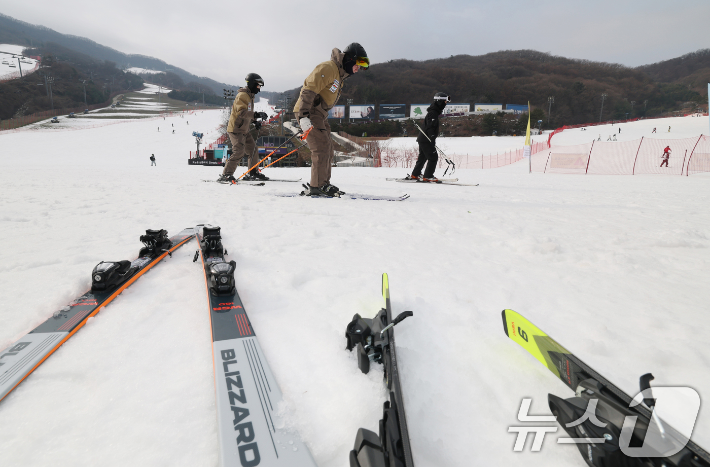 (경기광주=뉴스1) 김영운 기자 = 곤지암리조트 스키장이 개장한 10일 경기 광주시 곤지암리조트 스키장을 찾은 시민들이 시민들이 스키와 보드를 타며 겨울을 만끽하고 있다. 2025 …