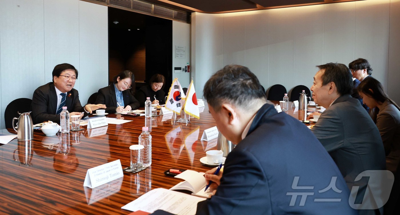 (서울=뉴스1) = 최교진 교육부 장관이 10일 서울 중구 더플라자 호텔에서 미즈시마 코이치 주한일본대사와 면담을 하고 있다. (교육부 제공. 재판매 및 DB금지) 2025.12. …