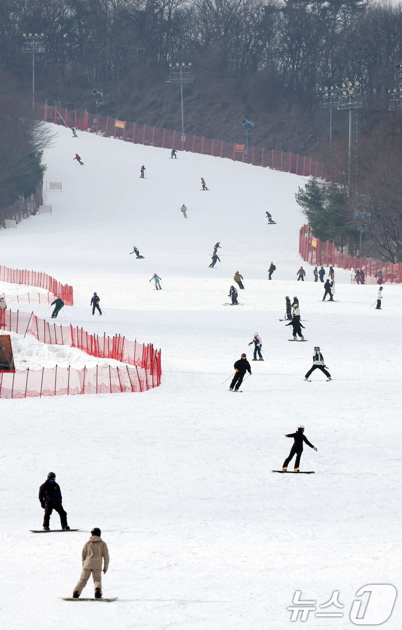 (경기광주=뉴스1) 김영운 기자 = 곤지암리조트 스키장이 개장한 10일 경기 광주시 곤지암리조트 스키장을 찾은 시민들이 시민들이 스키와 보드를 타며 겨울을 만끽하고 있다. 2025 …