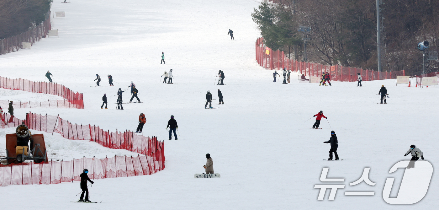 (경기광주=뉴스1) 김영운 기자 = 곤지암리조트 스키장이 개장한 10일 경기 광주시 곤지암리조트 스키장을 찾은 시민들이 시민들이 스키와 보드를 타며 겨울을 만끽하고 있다. 2025 …