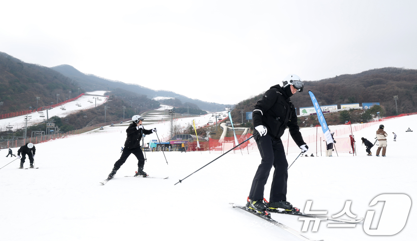 (경기광주=뉴스1) 김영운 기자 = 곤지암리조트 스키장이 개장한 10일 경기 광주시 곤지암리조트 스키장을 찾은 시민들이 시민들이 스키와 보드를 타며 겨울을 만끽하고 있다. 2025 …