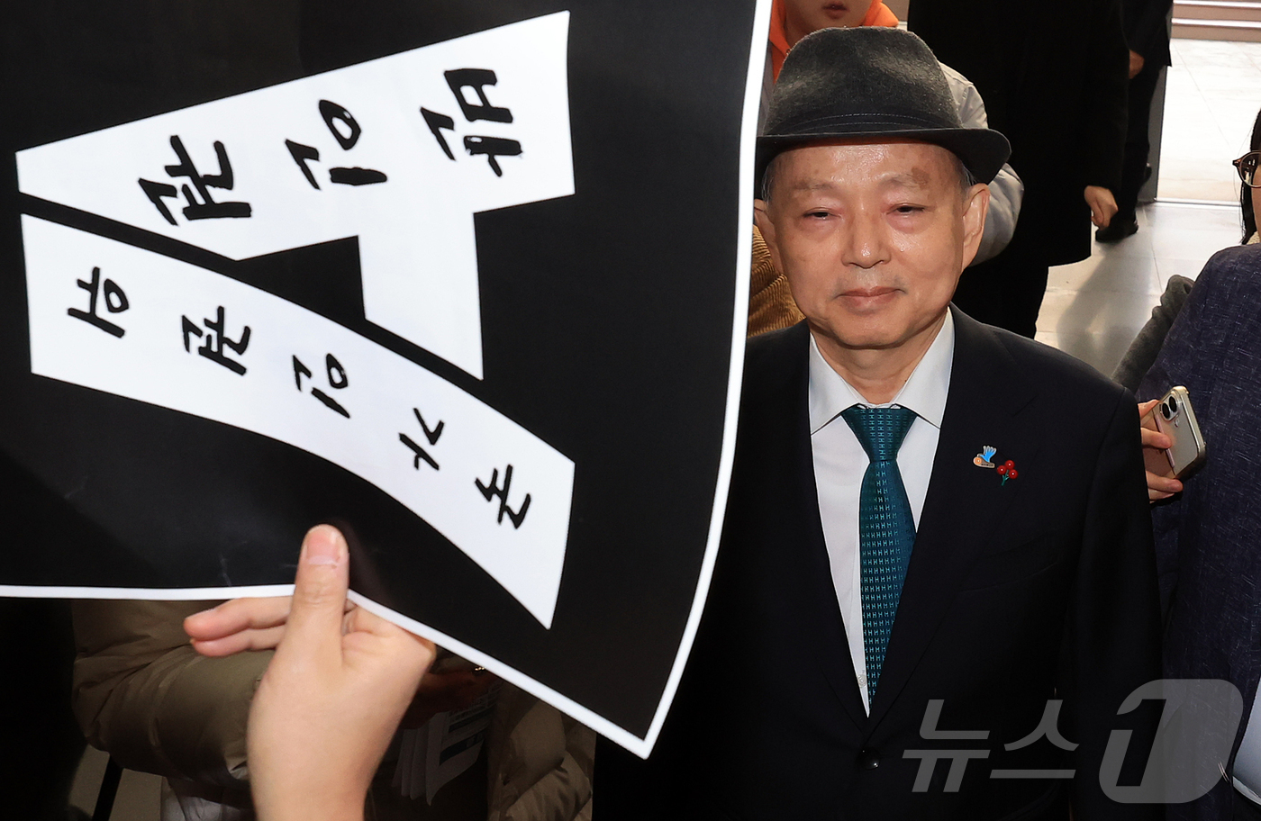 (서울=뉴스1) 김진환 기자 = 안창호 국가인권위원회 위원장이 10일 오전 서울 중구 안중근의사기념관에서 진행되는 2025 인권의날 기념식에 참석하기 위해 행사장에 도착했으나, 인 …