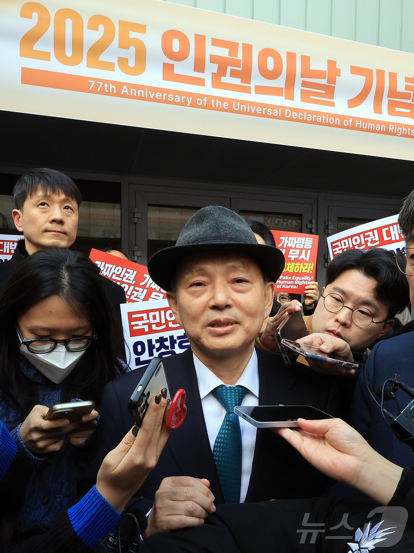 본문 이미지 - 안창호 국가인권위원회 위원장이 10일 오전 서울 중구 안중근의사기념관에서 진행되는 2025 인권의날 기념식에 참석하기 위해 행사장에 도착했으나, 인권위바로잡기공동행동&#40;공동행동&#41;등 사퇴를 촉구하는 시민단체에 의해 발길을 돌리고 있다. 2025.12.10/뉴스1 ⓒ News1 김진환 기자