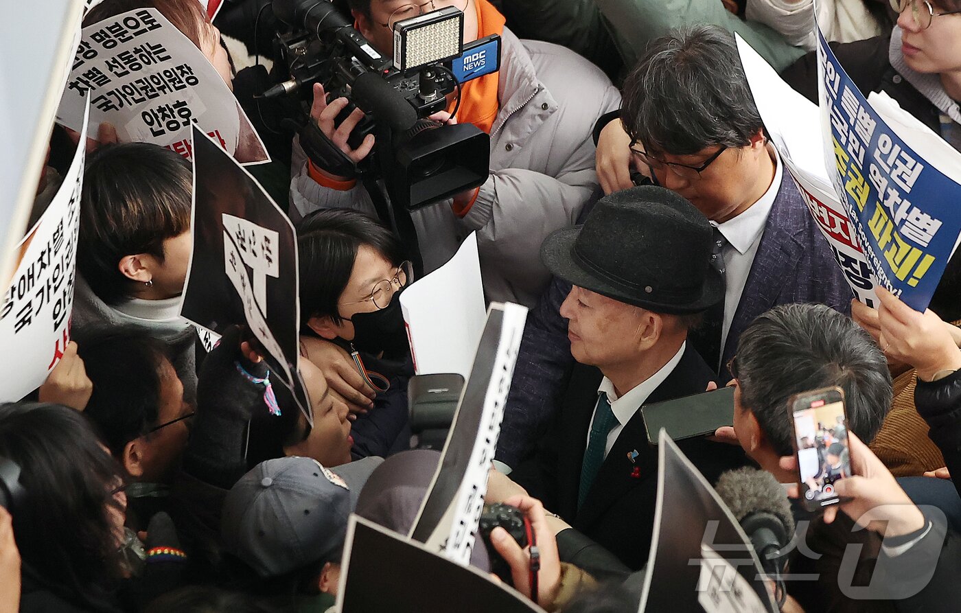 본문 이미지 - 안창호 국가인권위원회 위원장이 10일 오전 서울 중구 안중근의사기념관에서 진행되는 2025 인권의날 기념식에 참석하기 위해 행사장에 도착했으나, 인권위바로잡기공동행동&#40;공동행동&#41;등 사퇴를 촉구하는 시민단체에 의해 입장이 저지되고 있다. 2025.12.10/뉴스1 ⓒ News1 김진환 기자