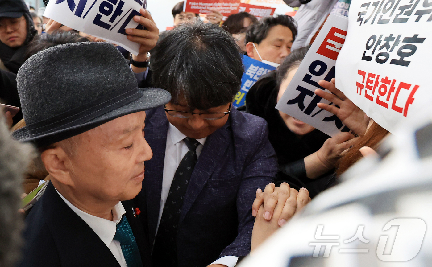 (서울=뉴스1) 김진환 기자 = 안창호 국가인권위원회 위원장이 10일 오전 서울 중구 안중근의사기념관에서 진행되는 2025 인권의날 기념식에 참석하기 위해 행사장에 도착했으나, 인 …