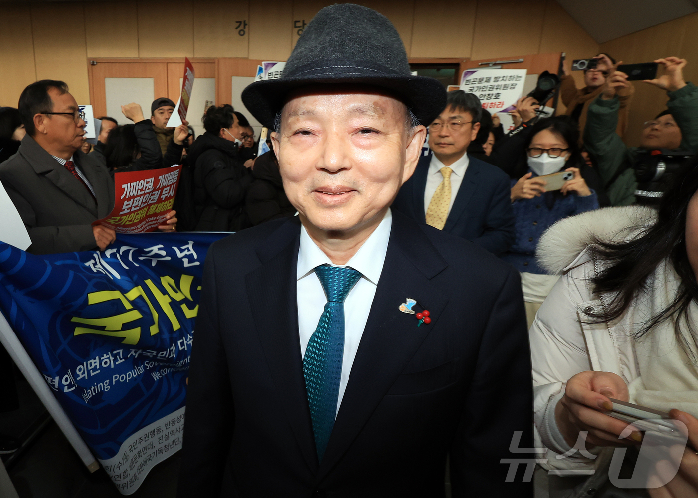 (서울=뉴스1) 김진환 기자 = 안창호 국가인권위원회 위원장이 10일 오전 서울 중구 안중근의사기념관에서 진행되는 2025 인권의날 기념식에 참석하기 위해 행사장에 도착했으나, 인 …