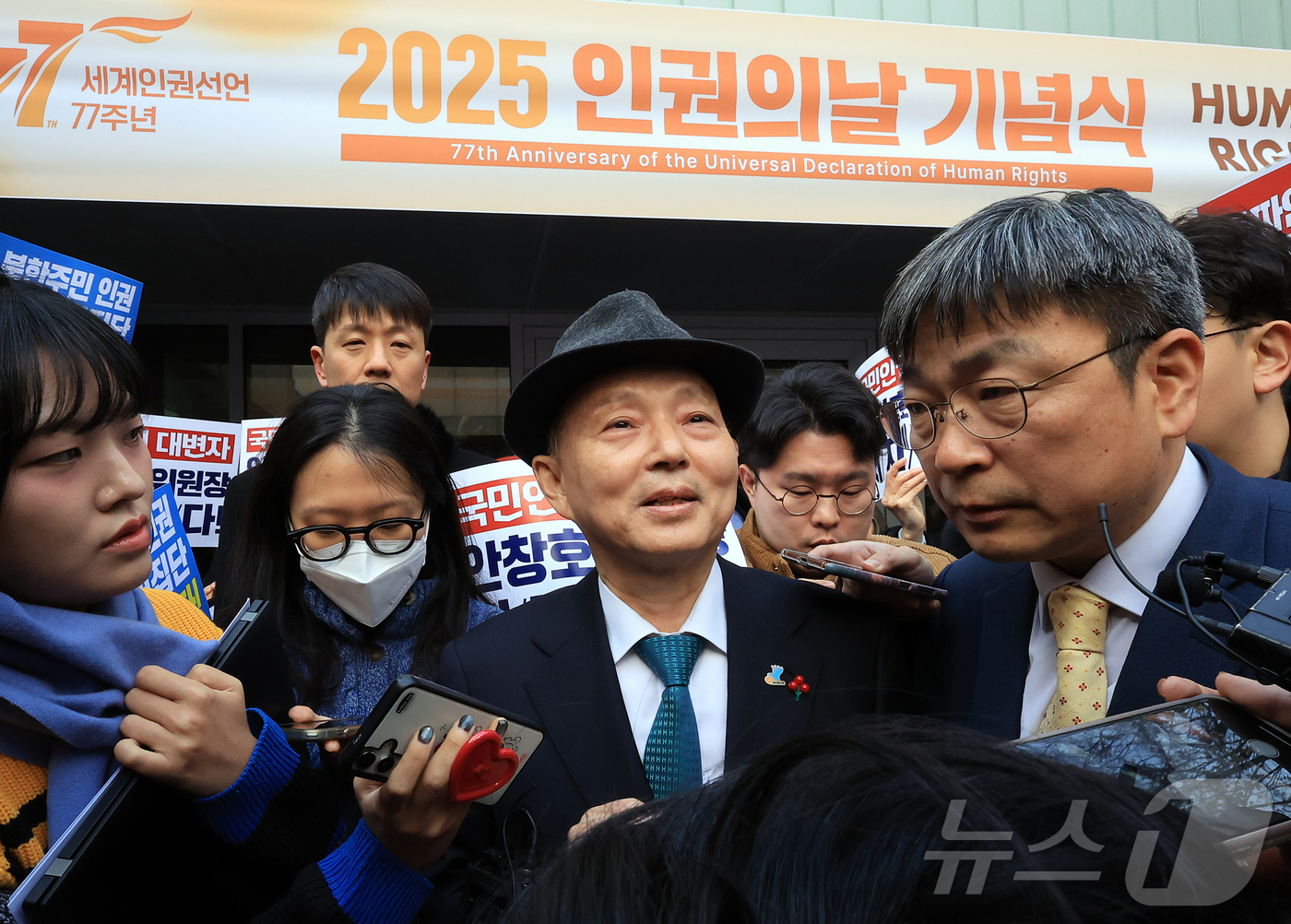 (서울=뉴스1) 김진환 기자 = 안창호 국가인권위원회 위원장이 10일 오전 서울 중구 안중근의사기념관에서 진행되는 2025 인권의날 기념식에 참석하기 위해 행사장에 도착했으나, 인 …