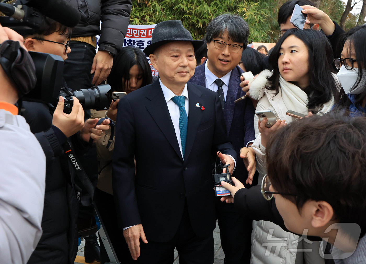 (서울=뉴스1) 김진환 기자 = 안창호 국가인권위원회 위원장이 10일 오전 서울 중구 안중근의사기념관에서 진행되는 2025 인권의날 기념식에 참석하기 위해 행사장에 도착했으나, 인 …
