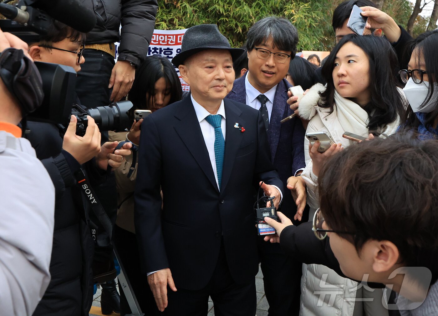 본문 이미지 - 안창호 국가인권위원회 위원장이 10일 오전 서울 중구 안중근의사기념관에서 진행되는 2025 인권의날 기념식에 참석하기 위해 행사장에 도착했으나, 인권위바로잡기공동행동&#40;공동행동&#41;등 사퇴를 촉구하는 시민단체에 의해 발길을 돌리고 있다. 2025.12.10/뉴스1 ⓒ News1 김진환 기자
