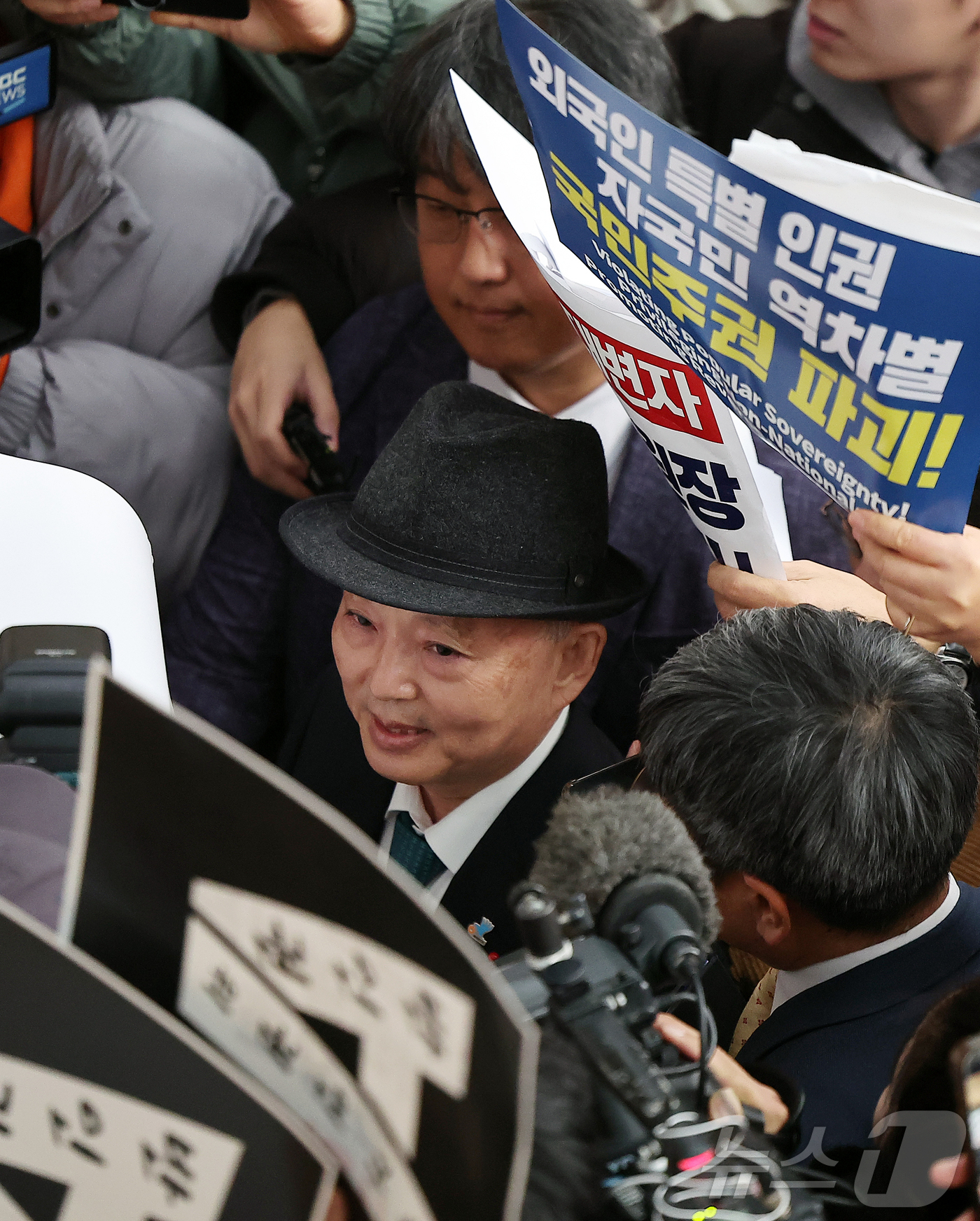 (서울=뉴스1) 김진환 기자 = 안창호 국가인권위원회 위원장이 10일 오전 서울 중구 안중근의사기념관에서 진행되는 2025 인권의날 기념식에 참석하기 위해 행사장에 도착했으나, 인 …