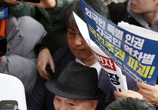 '인권의날' 기념식 참석하러 온 안창호 위원장, 인권단체에 가로막혀
