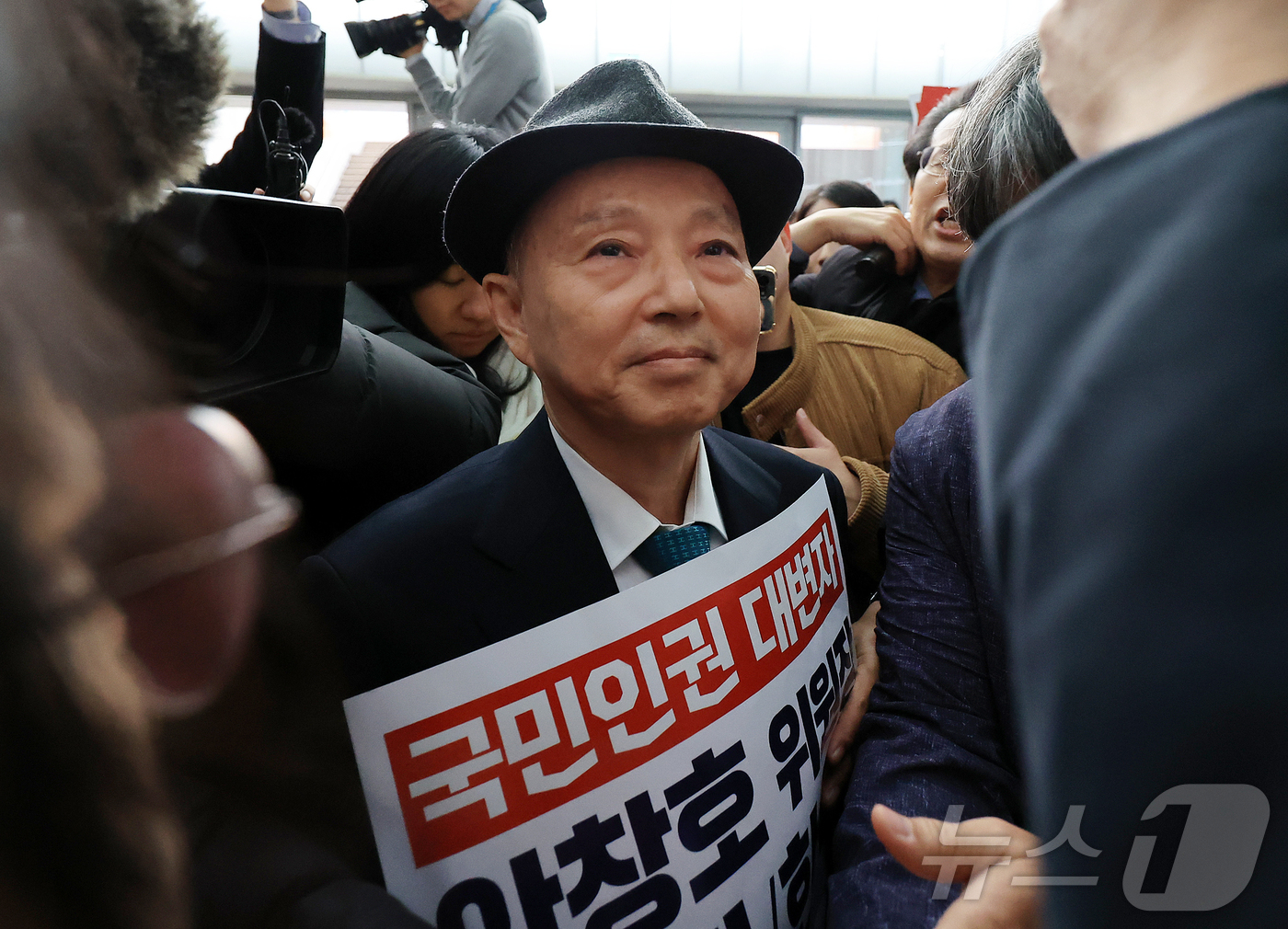 (서울=뉴스1) 김진환 기자 = 안창호 국가인권위원회 위원장이 10일 오전 서울 중구 안중근의사기념관에서 진행되는 2025 인권의날 기념식에 참석하기 위해 행사장에 도착했으나, 인 …