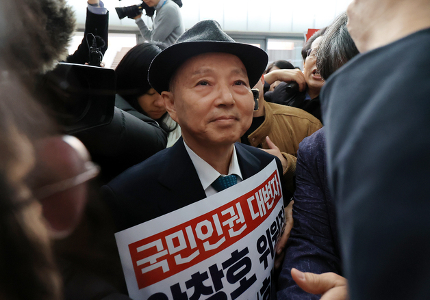 '인권의날' 기념식 참석하러 온 안창호 위원장, 인권단체에 가로막혀