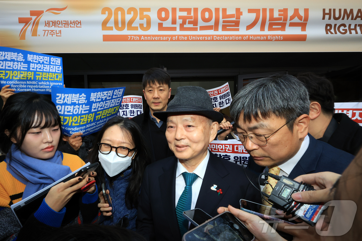 (서울=뉴스1) 김진환 기자 = 안창호 국가인권위원회 위원장이 10일 오전 서울 중구 안중근의사기념관에서 진행되는 2025 인권의날 기념식에 참석하기 위해 행사장에 도착했으나, 인 …