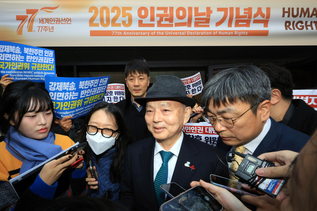인권의 날에 입장 저지당한 안창호 인권위원장