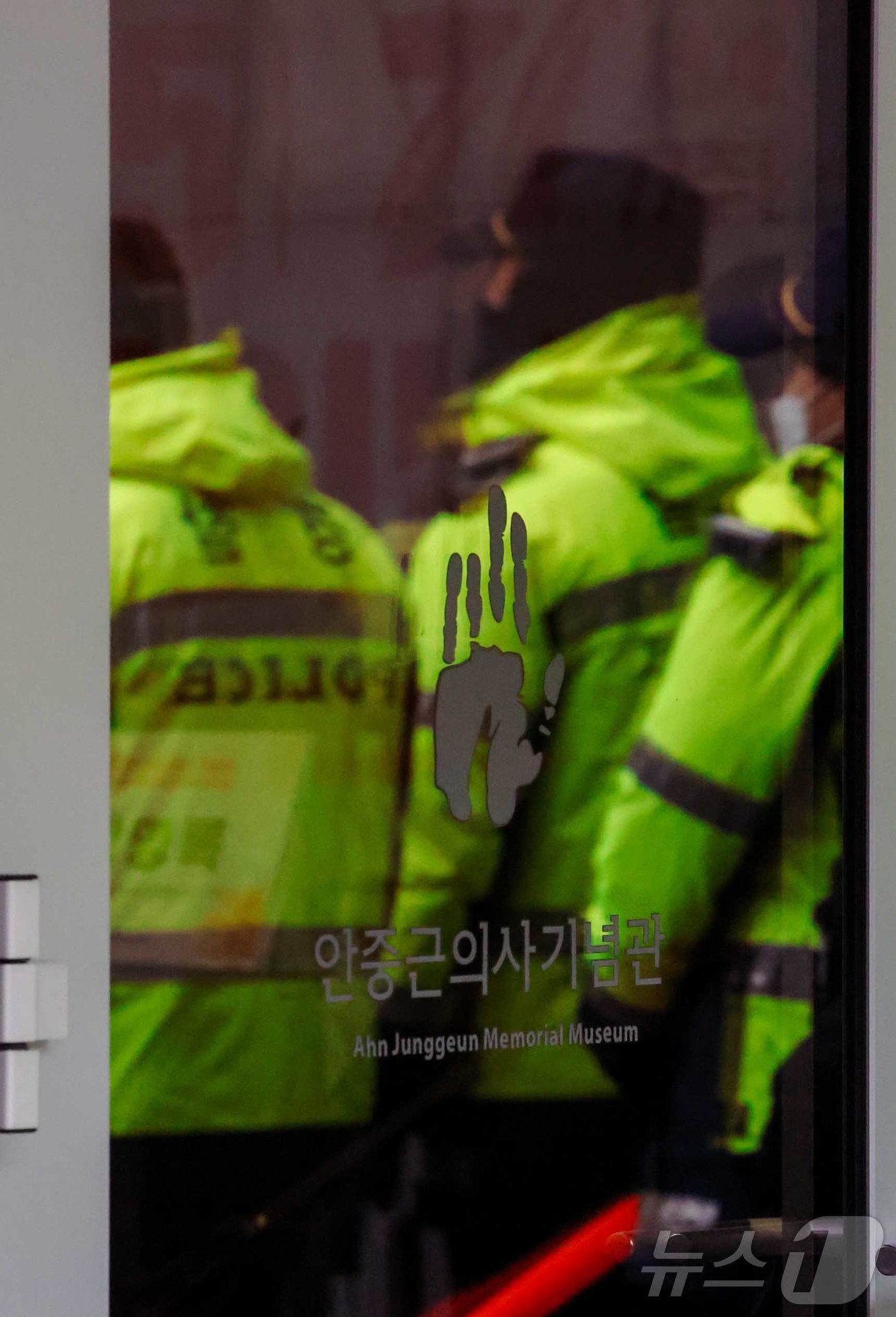 (서울=뉴스1) 김진환 기자 = 국가인권위원회 바로잡기 공동행동이 서울 중구 안중근 의사 기념관에서 열리는 인권의날 기념행사에 안창호 위원장의 출입저지 행동이 예고된 10일 경찰들 …