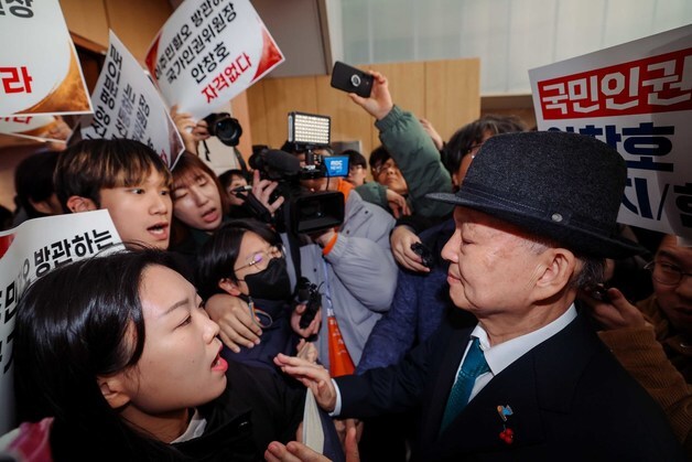 [뉴스1 PICK]'인권의 날' 기념식 입장 저지 당한 안창호 인권위원장…시민단체 '사퇴촉구'