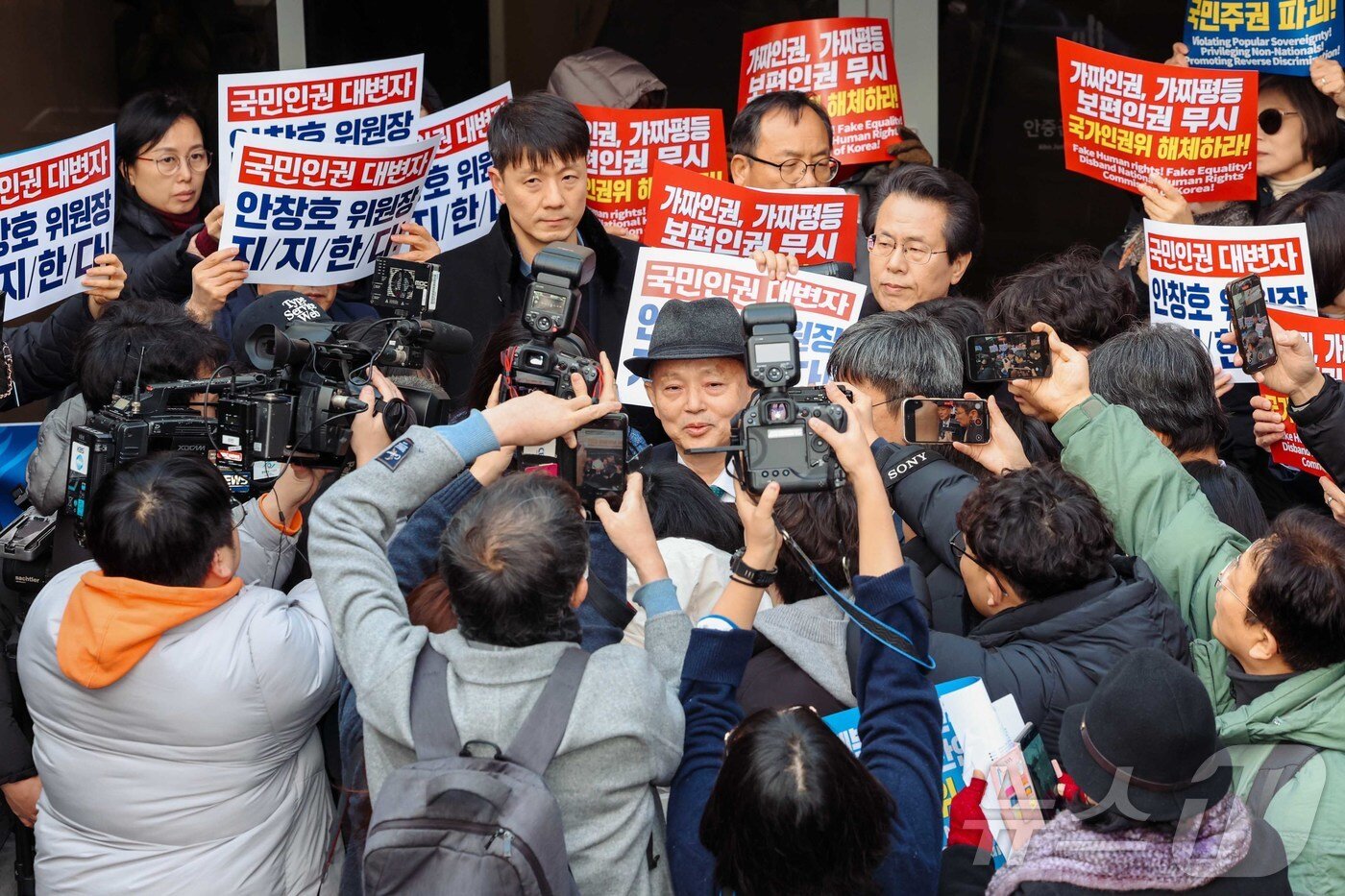 본문 이미지 - 10일 서울 중구 안중근 의사 기념관에서 열린 인권의날 기념행사에 참석하던 안창호 국가인권위원회 위원장이 국가인권위원회 바로잡기 공동행동에 가로막히자 돌아 나가고 있다. &#40;공동취재&#41; 2025.12.10/뉴스1 ⓒ News1 김진환 기자