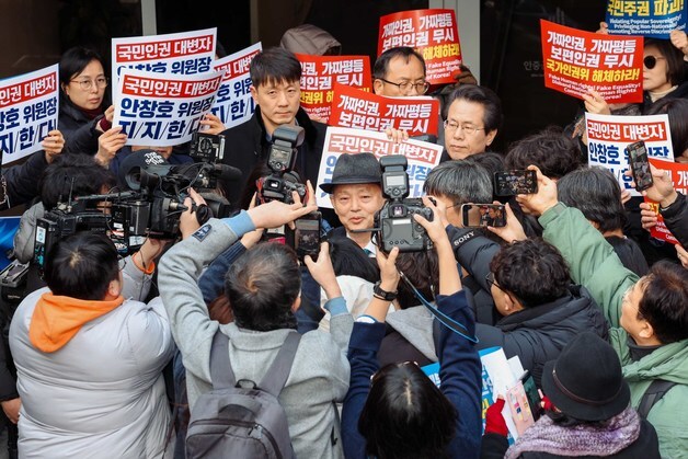 시위대에 입장 가로막힌 안창호 위원장