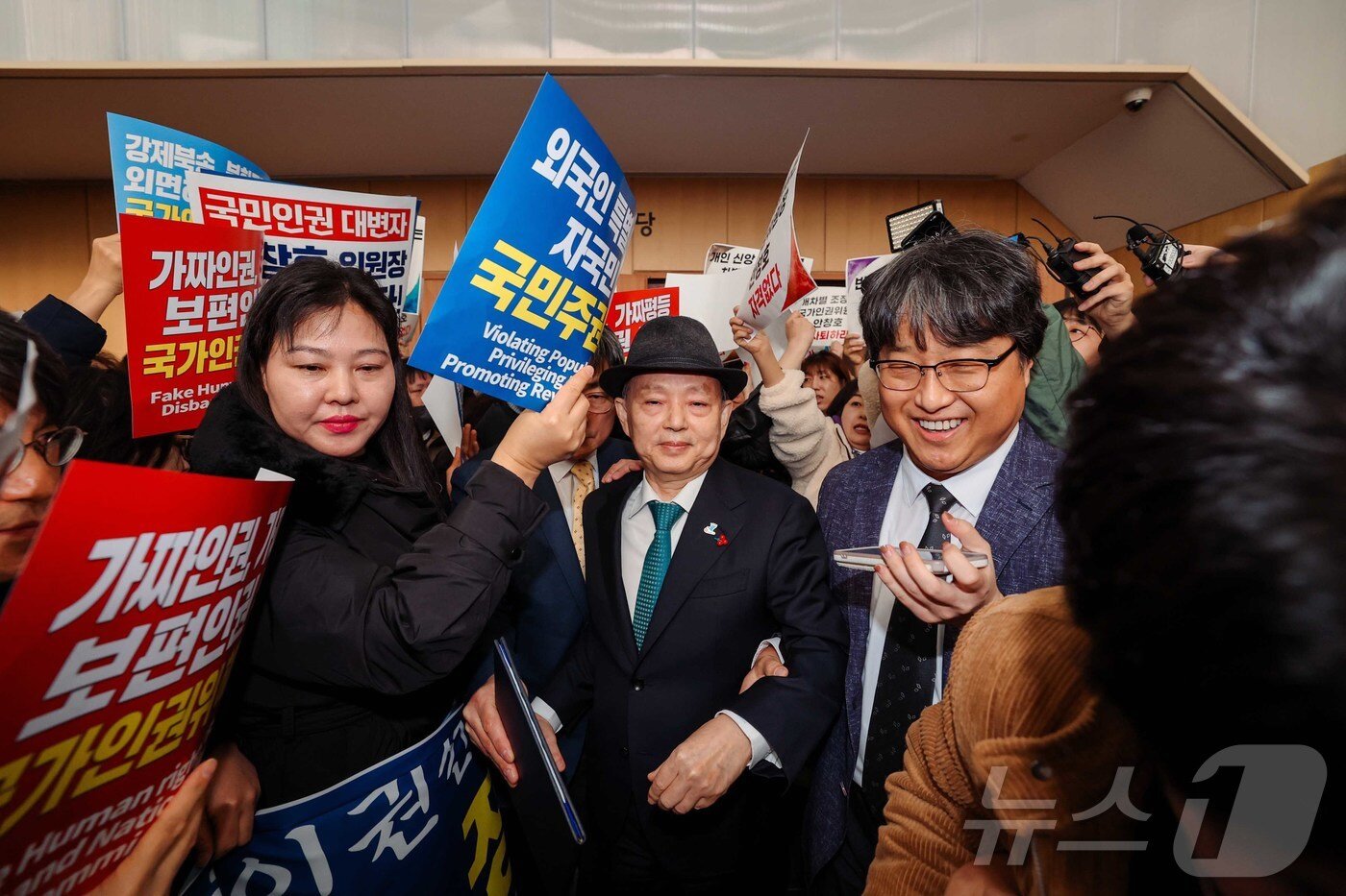 본문 이미지 - 10일 서울 중구 안중근 의사 기념관에서 열린 인권의날 기념행사에 참석하던 안창호 국가인권위원회 위원장이 국가인권위원회 바로잡기 공동행동에 가로막히자 돌아 나가고 있다. &#40;공동취재&#41; 2025.12.10/뉴스1 ⓒ News1 김진환 기자