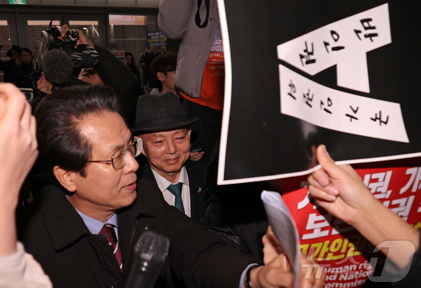 (서울=뉴스1) 김진환 기자 = 안창호 인권위원장이 10일 서울 중구 안중근의사기념관에서 열린 세계인권선언 77주년 2025 인권의 날 기념식에 참석하려다 인권단체 회원들에게 저지 …