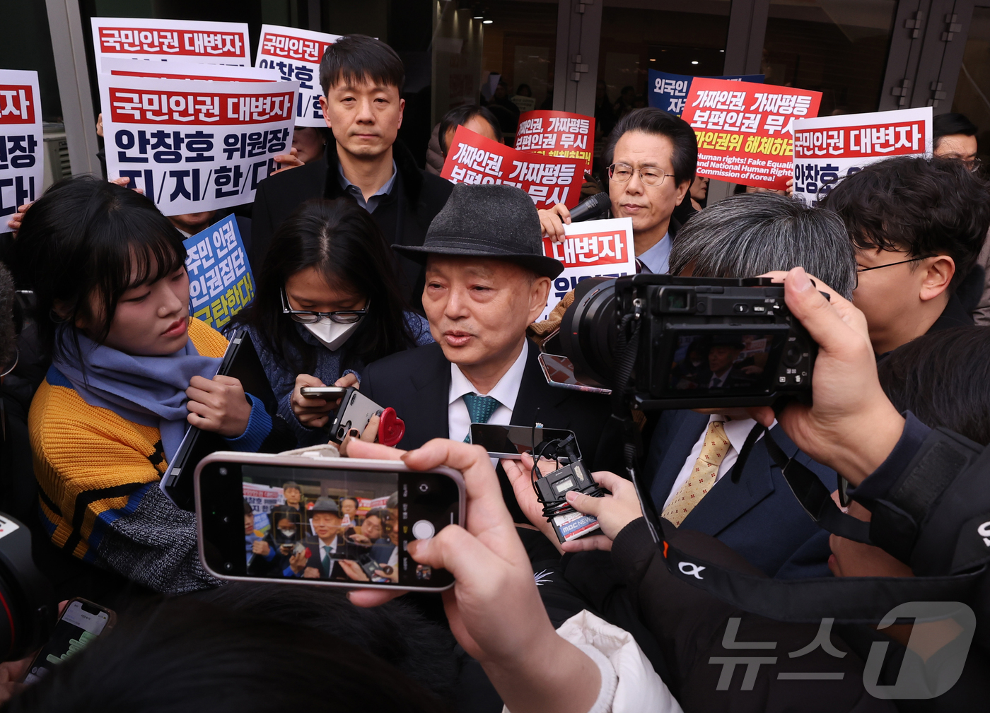 (서울=뉴스1) 김진환 기자 = 안창호 인권위원장이 10일 서울 중구 안중근의사기념관에서 열린 세계인권선언 77주년 2025 인권의 날 기념식에 참석하려다 인권단체 회원들에게 저지 …