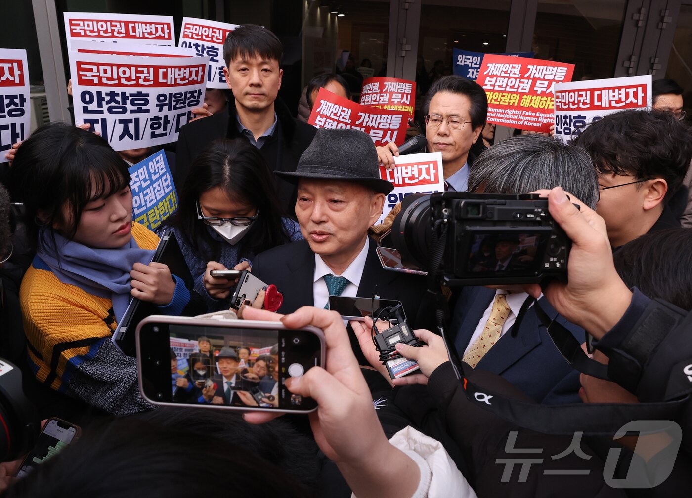본문 이미지 - 안창호 인권위원장이 10일 서울 중구 안중근의사기념관에서 열린 세계인권선언 77주년 2025 인권의 날 기념식에 참석하려다 인권단체 회원들에게 저지당해 발길을 돌린 뒤 입장 표명을 하고 있다. &#40;공동취재&#41; 2025.12.10/뉴스1 ⓒ News1 김진환 기자