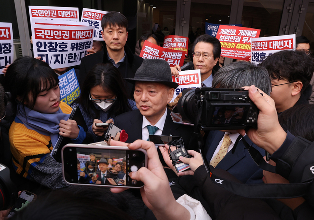 인권위 간부 4명째 보직 반납…"안창호 거취 결단해야"(종합)