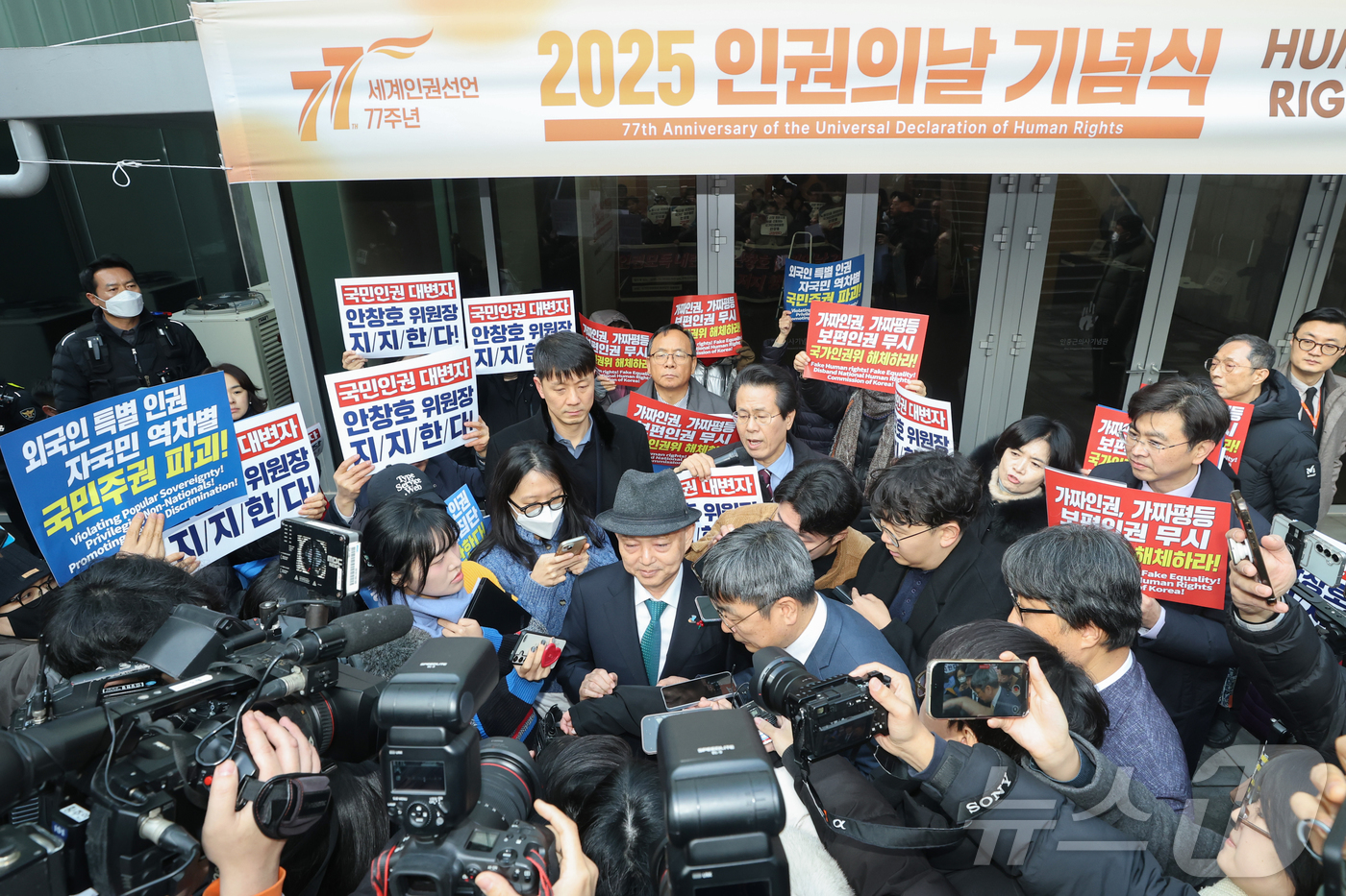 (서울=뉴스1) 김진환 기자 = 안창호 국가인권위원장이 10일 서울 중구 안중근의사기념관에서 열린 세계인권선언 77주년 2025 인권의 날 기념식에 참석하기 위해 이동하다 국가인권 …