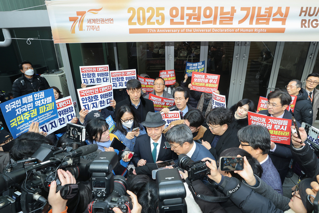 '인권의 날' 기념식, 발길 돌리는 안창호 위원장