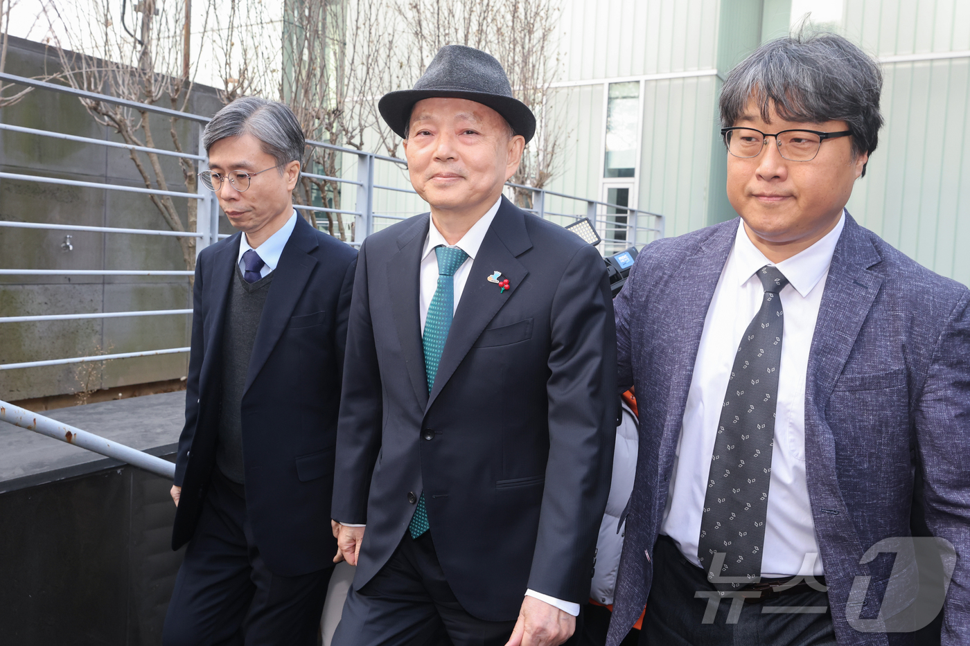 (서울=뉴스1) 김진환 기자 = 안창호 국가인권위원장이 10일 서울 중구 안중근의사기념관에서 열린 세계인권선언 77주년 2025 인권의 날 기념식에 참석하기 위해 이동하다 국가인권 …