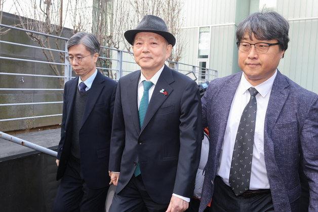 발길 돌리는 안창호 위원장