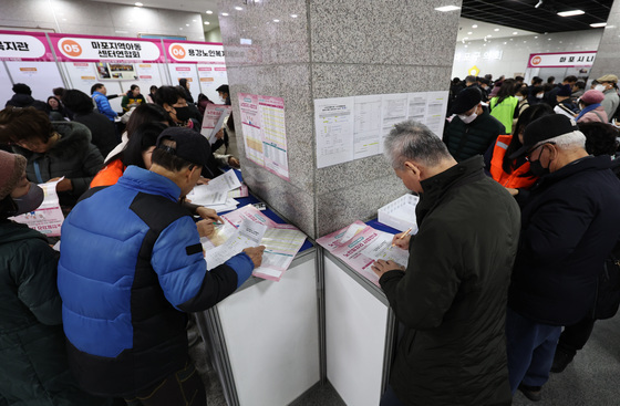 '김부장'처럼 시니어 절반은 퇴직 후 재취업…"완전한 은퇴는 70대"