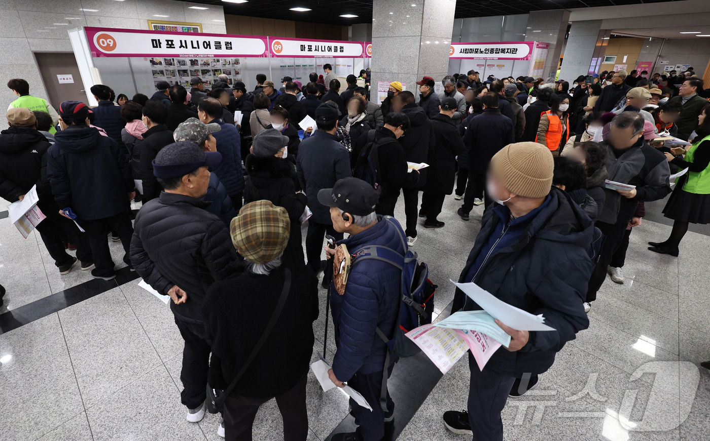 (서울=뉴스1) 구윤성 기자 = 10일 오후 서울 마포구청에서 열린 노인일자리 박람회에서 어르신들이 취업상담을 받기 위해 줄을 서고 있다. 2025.12.10/뉴스1