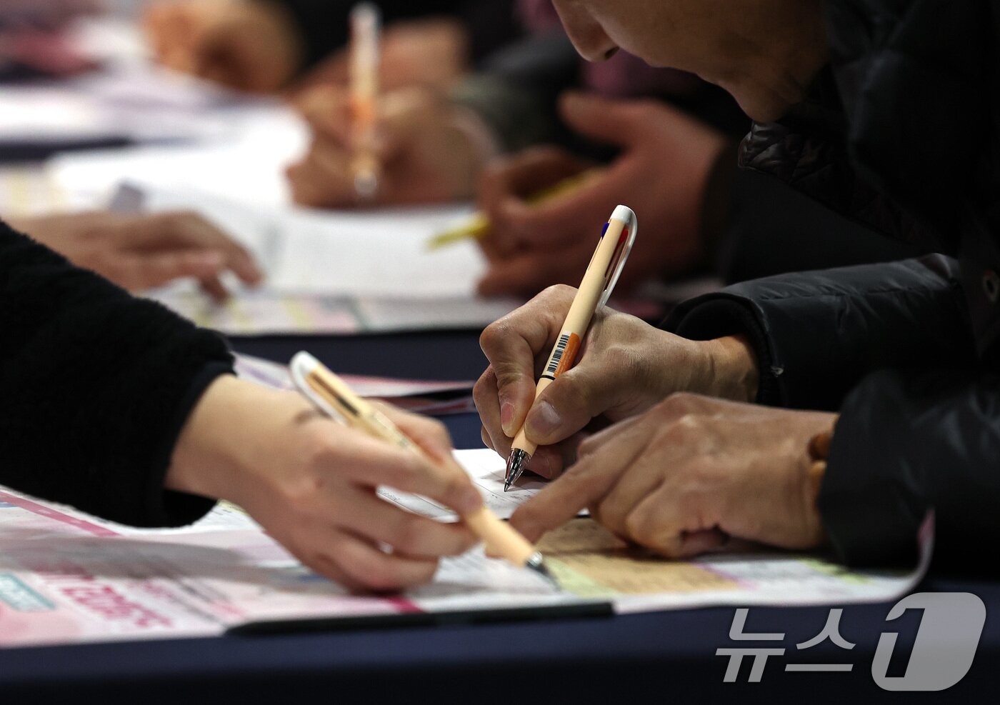 본문 이미지 - 서울 마포구청에서 지난해 12월 10일 열린 노인일자리 박람회에서 어르신들이 노인공익활동 및 역량활용사업 신청서를 작성하고 있다.  ⓒ 뉴스1 구윤성 기자
